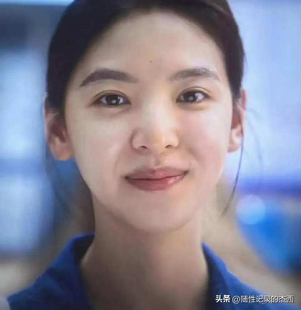 感觉很多女明星的素颜也就这个水平了，并没有像网上吹捧的颜值高，看起来就是普通的一