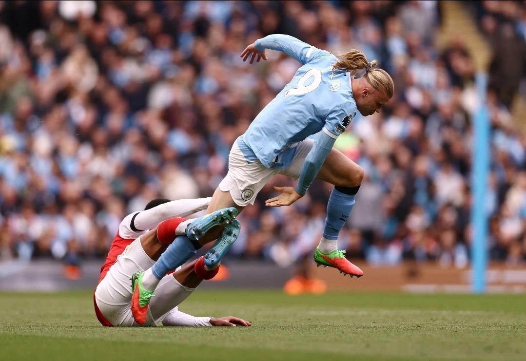 飞天剪刀脚。英超联赛