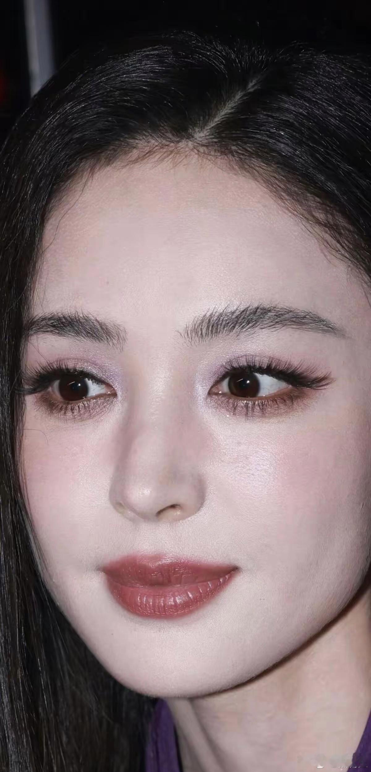 娜扎美得鼻孔都在发光。 