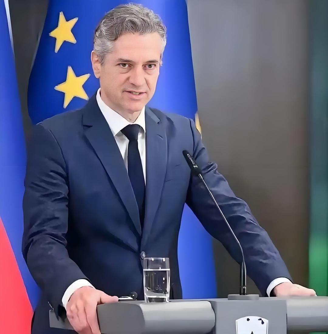 比利时首相说：

“人人都想加入欧盟，没人想加入中国。美国的任何邻国都不会说想加