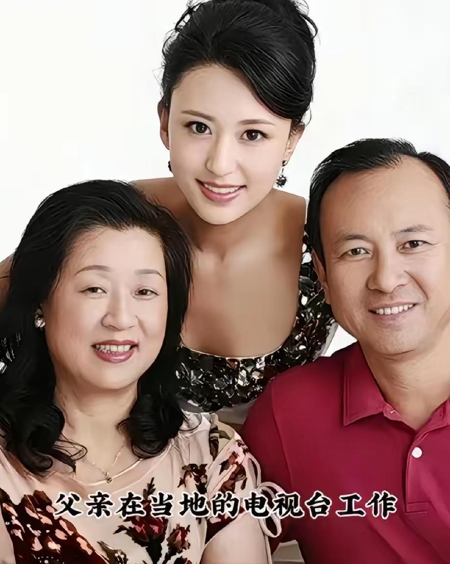2006年，她参与了央视举办的挑战主持人大赛。她一举夺得冠军，杨帆获得亚军，随后