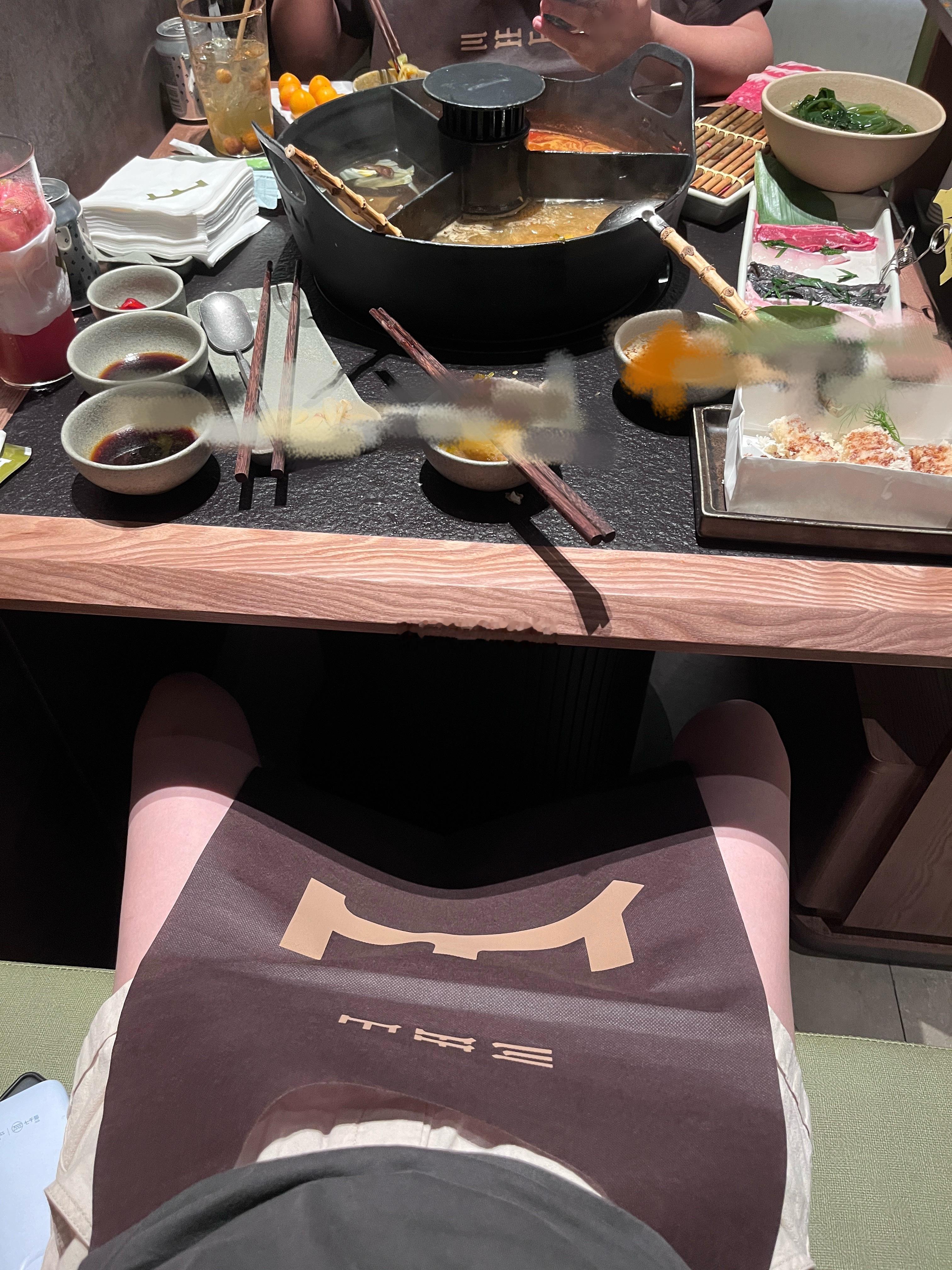 昨晚我说这个一次性围裙看起来很傻，上面巨大一个「山」字……旁边店员听到后扭头偷笑