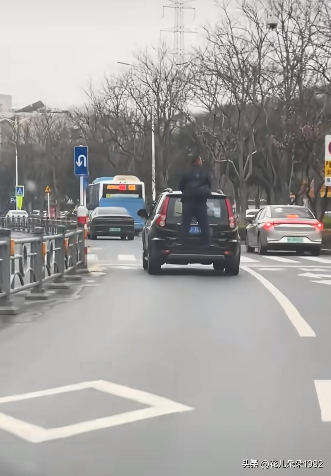 就这样招摇的过街了？难道他也跟车尾的狗子一样晕车吗？非得站在车后， 这不再加个故