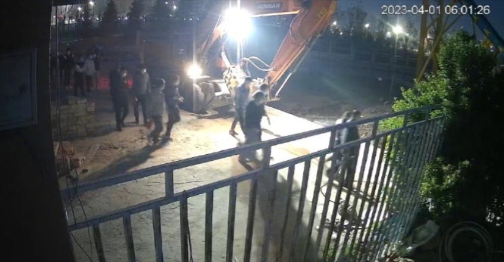 陕西，数十人对一户村民实施违法强制拆迁，村民父子持自制长矛与持防暴盾、防暴叉、橡
