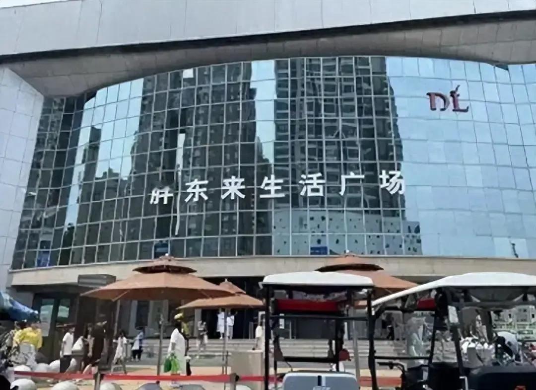 我估计，闹着涨房租的这几家，能被其他的那些房东数落死！
胖东来生活广场店的房东，