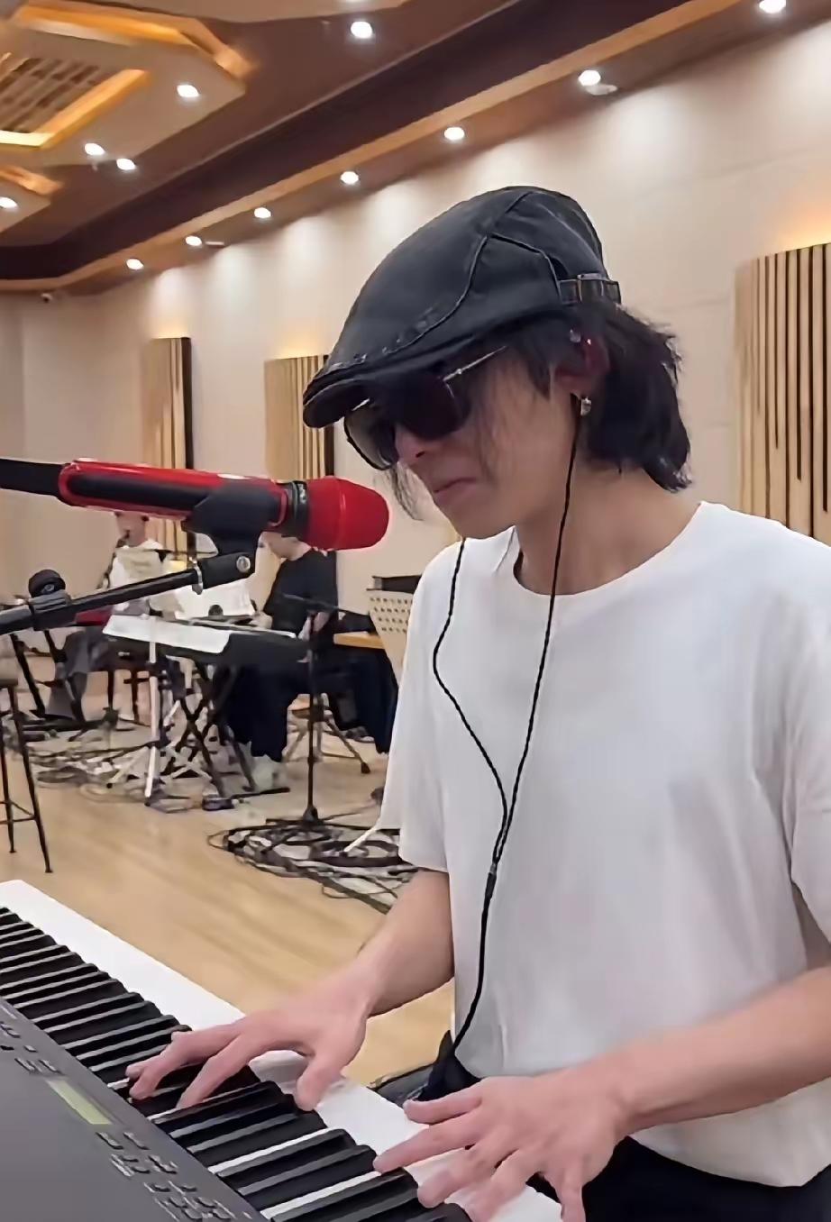 说到底，
华晨宇还是太嚣张了！

别人秀眼睛图案，那都是悄咪咪的，摆个手势、戴个