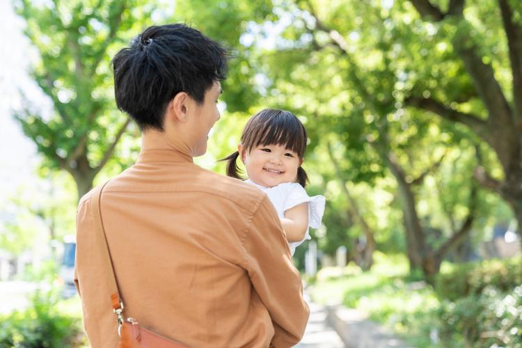 父爱如山：沉默峰峦与川流河海
山，从不言说自己的高度，却以沉默的脊梁托起整片天空