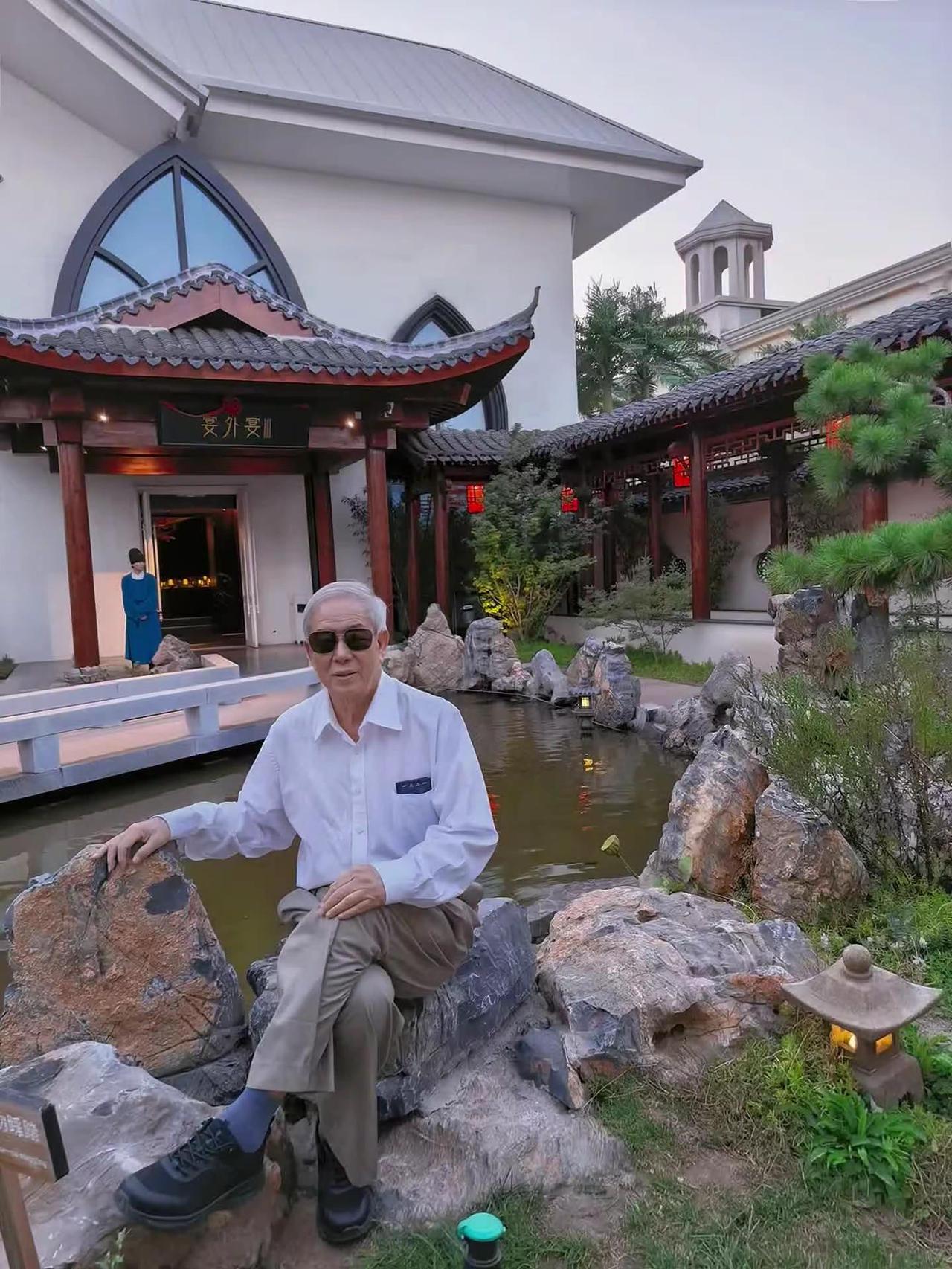 鲜花园中开，锦鲤水中游。