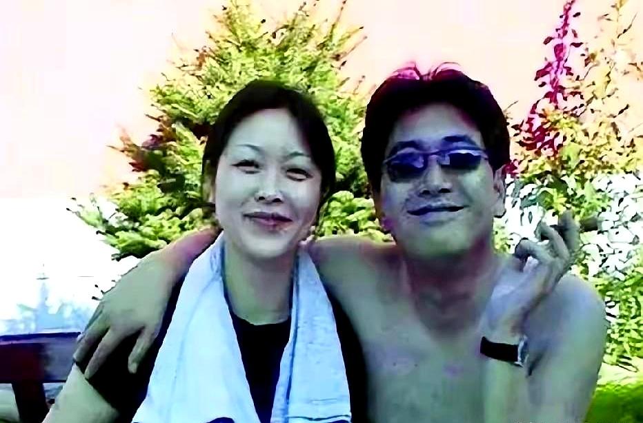 离婚16年，前夫转身娶妻生了双胞胎，前妻却在女儿产房外和前夫并肩有说有笑？
这剧