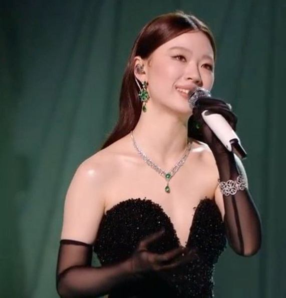 单依纯眼妆好闪单依纯星空眼妆大家看《歌手》总决赛了吗？单依纯和王力宏声线也太互补