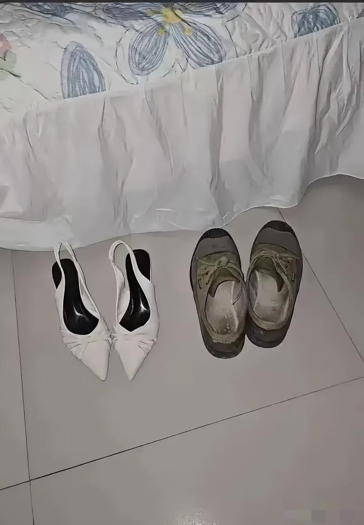 床边摆着一双高跟鞋，一双解放鞋，还一正一反放着，越看越有故事感。
 
高跟鞋是浪