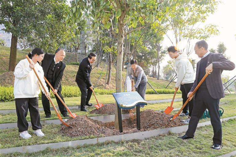林郑月娥、白春礼获授深圳理工大学“荣誉学长”