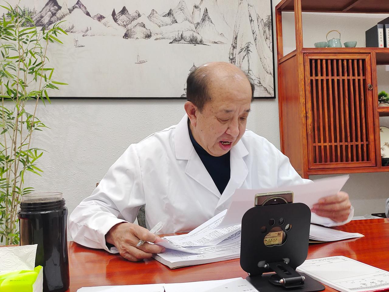 【孩子得了抽动症，别怕！其实它很好治！】
在儿科门诊里，总能看到家长们满脸焦虑地