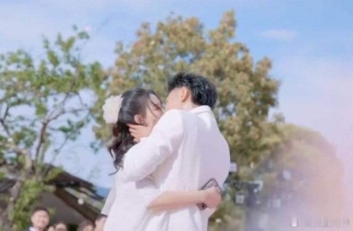 #徐艺洋真离不开手机# 别的不说，徐艺洋是真离不开她那个手机啊！官宣和求婚都带着