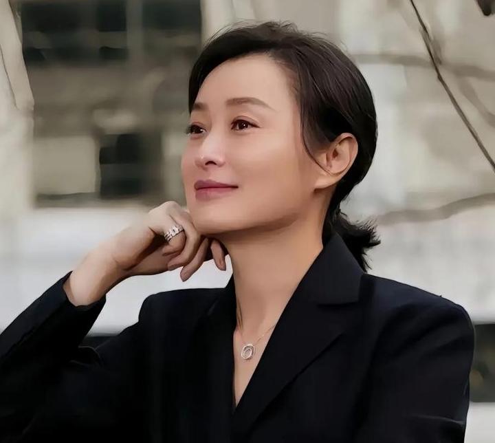 吴越近期在事业与个人状态上都展现出成熟演员的从容。

事业上持续发力，她主演的电