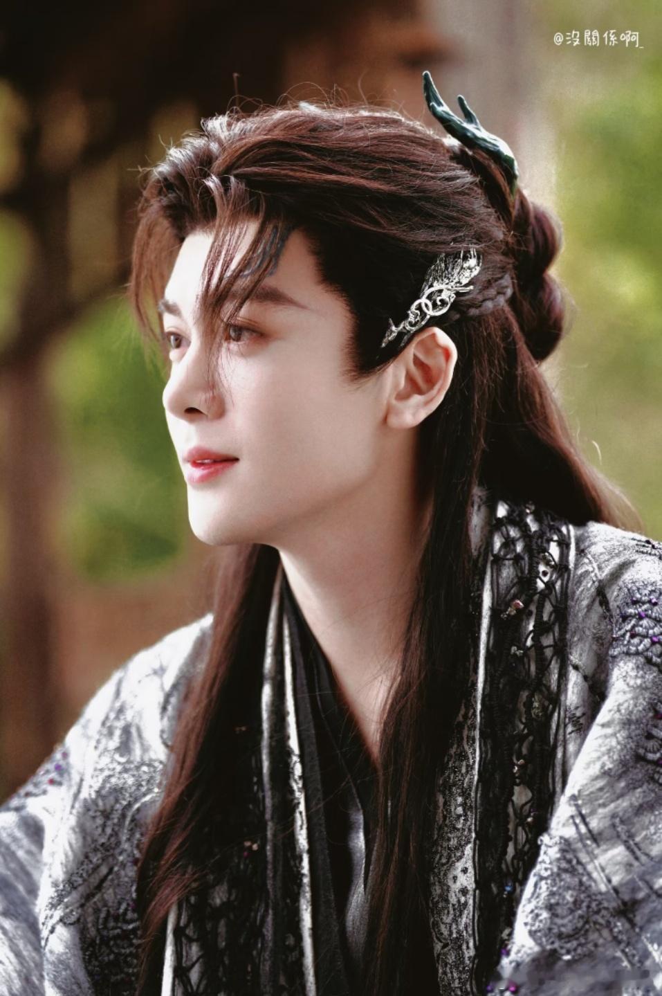 曾舜晞新歌拾光而行 曾舜晞新歌拾光而行终于上线了，旋律一出来就好好听。他的嗓音真