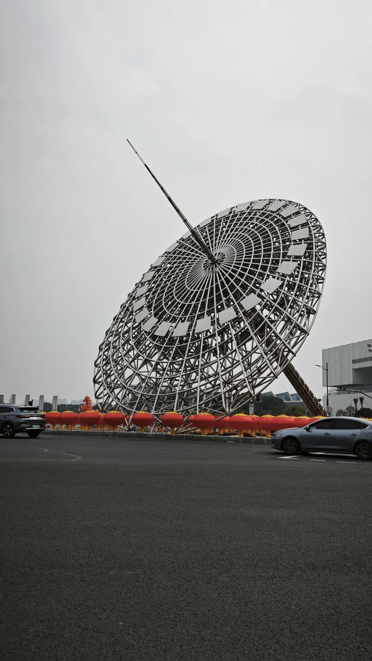 周一早盘市场点评
 
三大指数今日悉数进入调整走势，创业板指高开低走，上证指数、