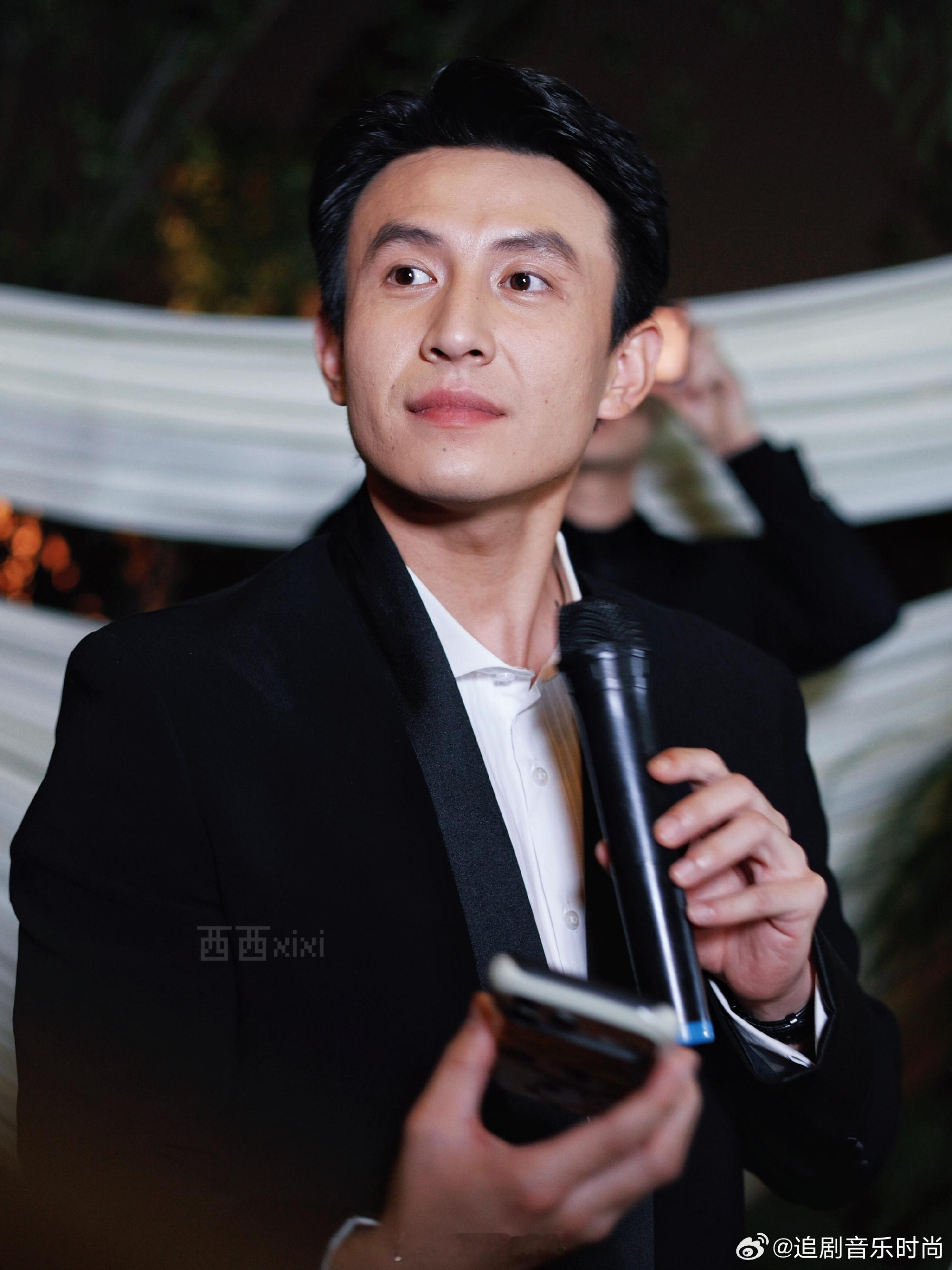 现在男生都比女生会护肤了刘萧旭的骨相太优越了！下颌线清晰利落，鼻梁高挺，眉眼深邃