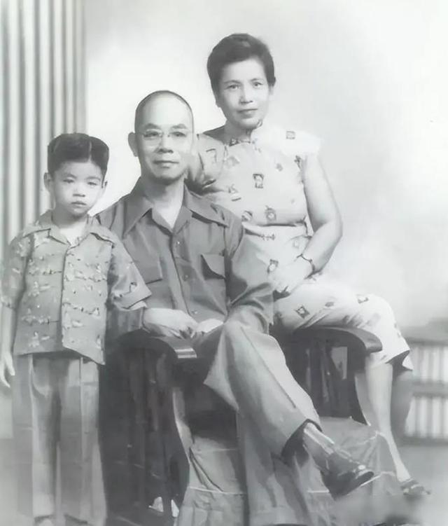 吴石之子吴韶成，晚年仍不忘回故居看看，一坐就是半天。

榕树冒了新芽，春天，福州