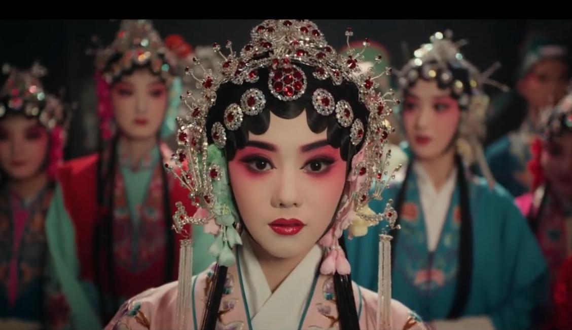 《主角》
忆秦娥进京演出，一曲《游西湖》惊艳全场。
舞台中央是光芒万丈的忆秦娥，