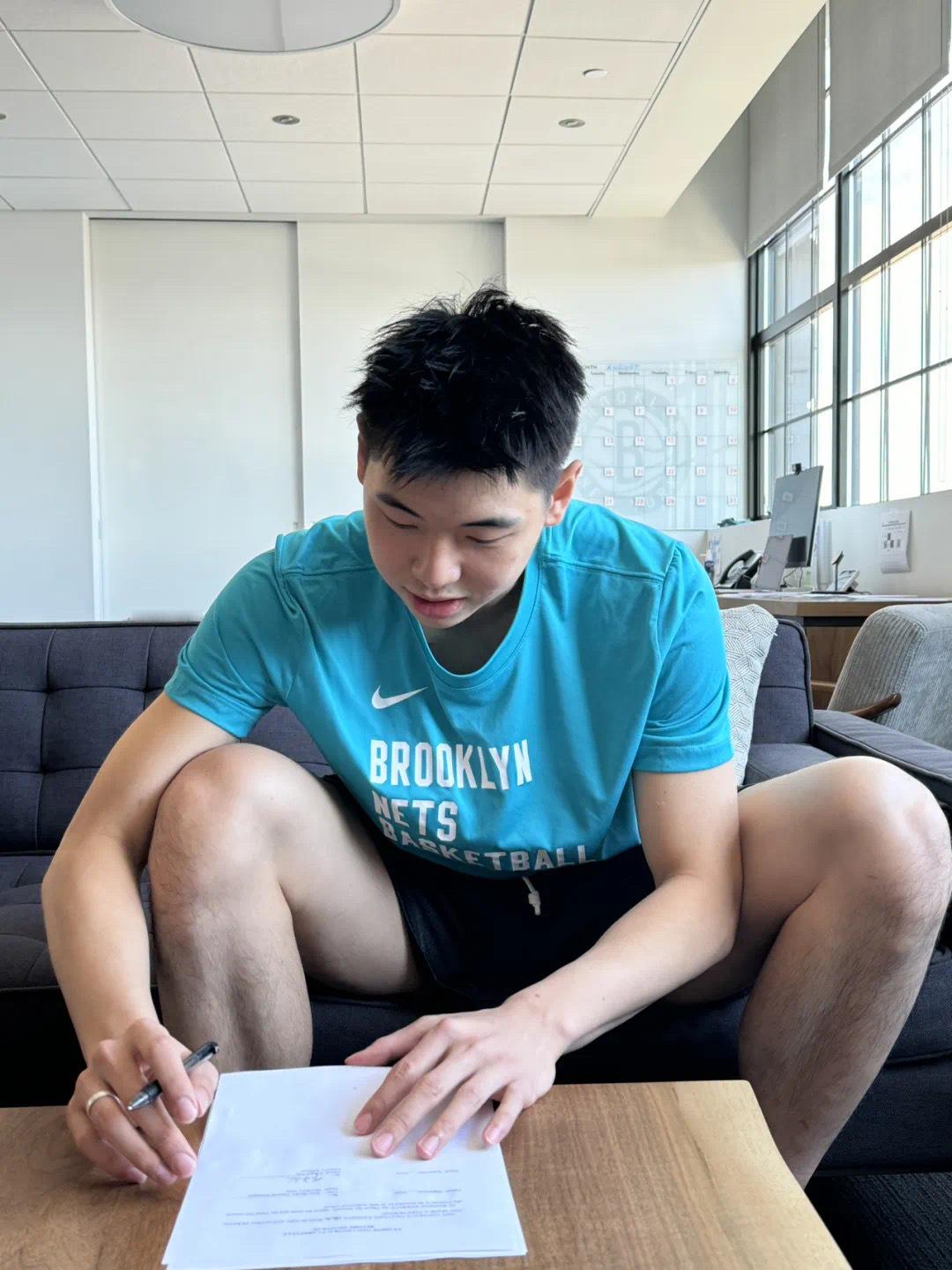 终于，中国又拥有了自己的NBA球员。恭喜小崔，且行且珍惜。 ​​​