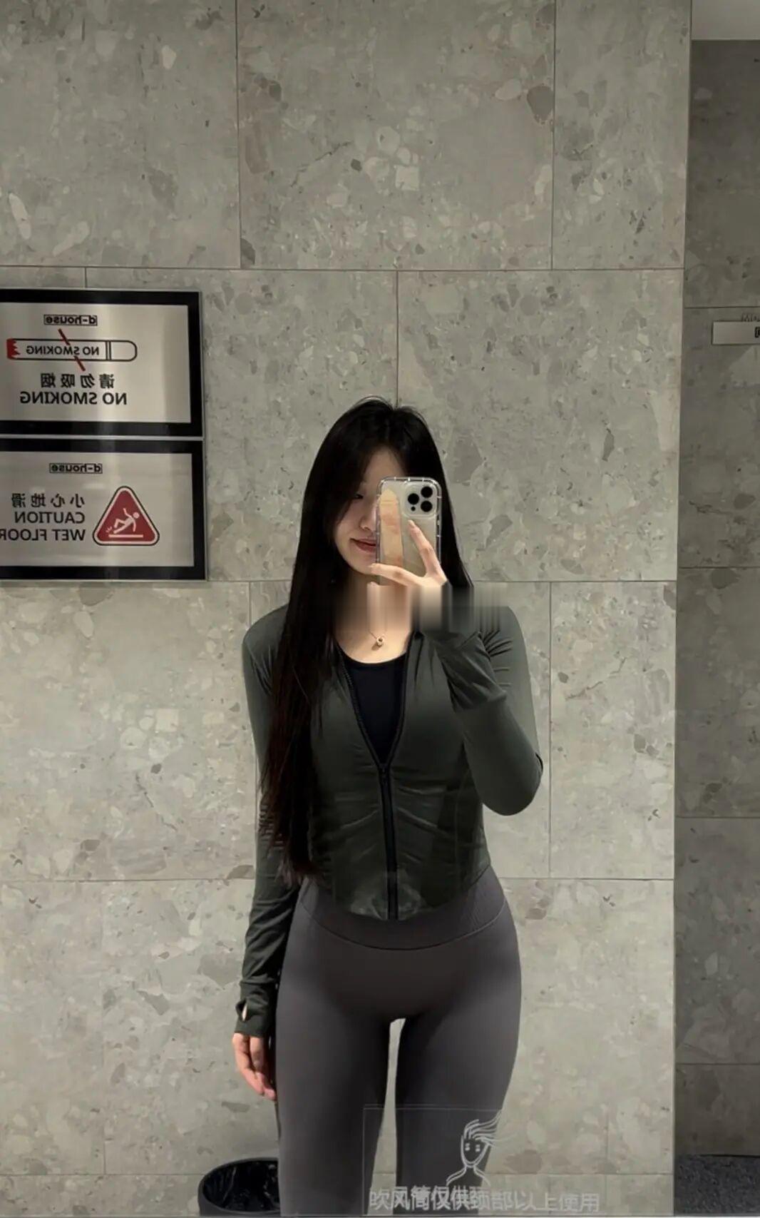 用臀围随机拦截一位女大学生