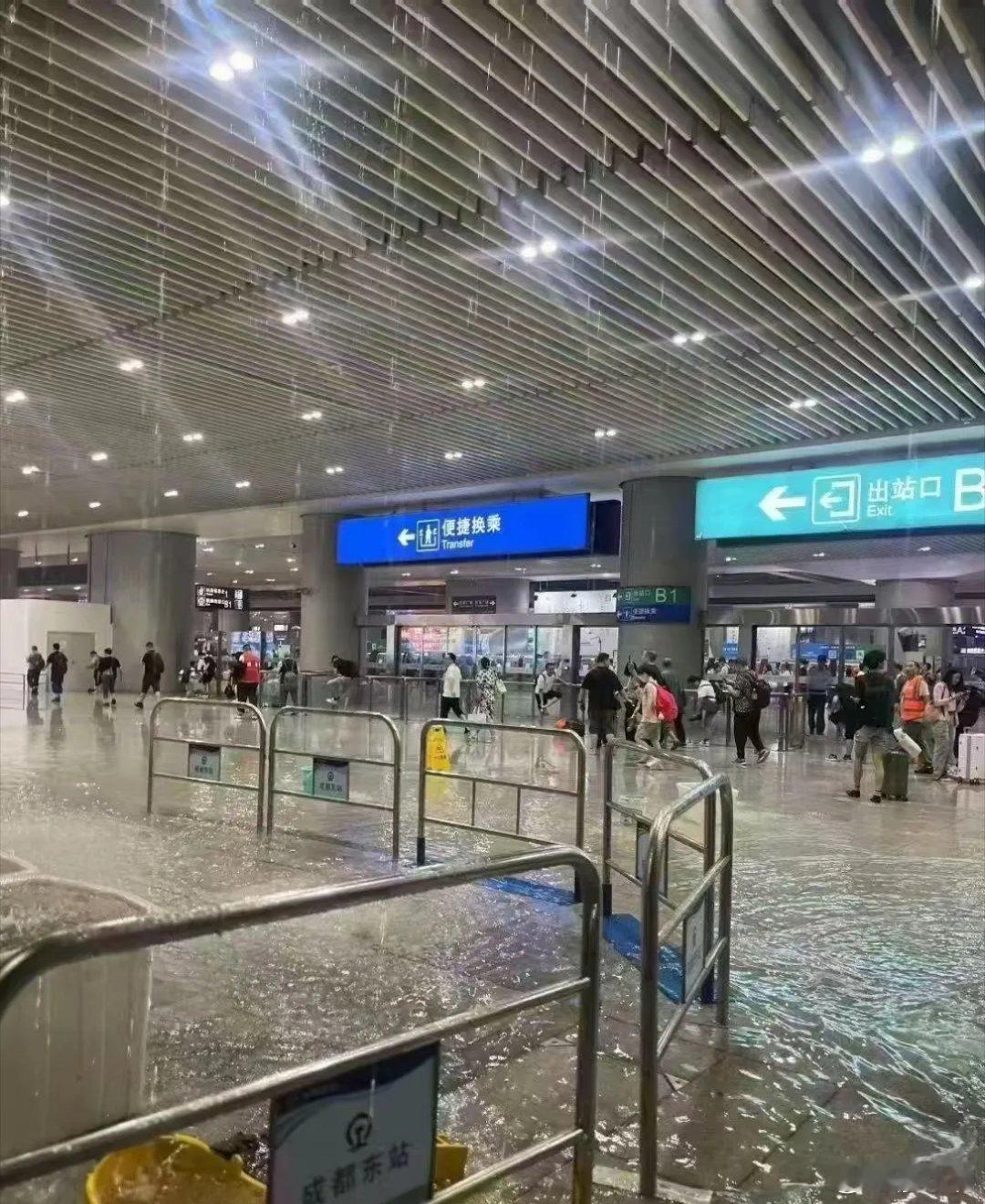 成都东站没想到成都东站因为一场雨登上热搜，今天下午的成都，大雨倾盆而下，成都开启