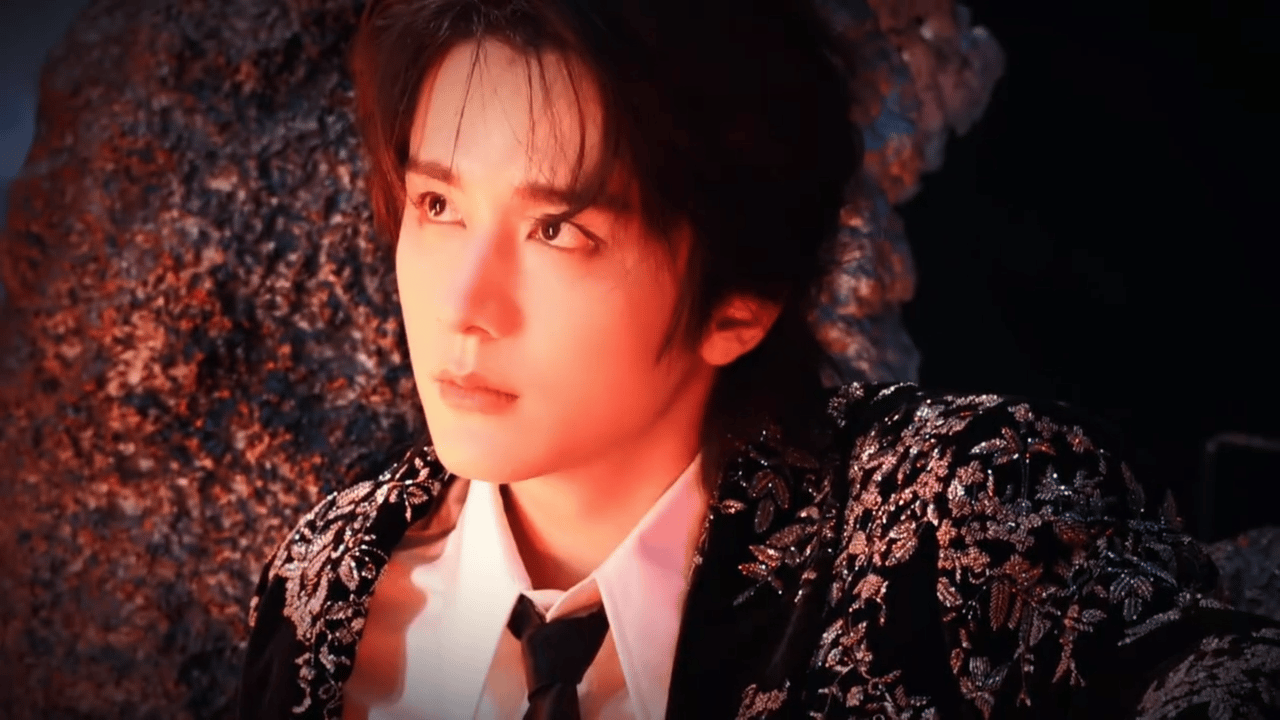 张新成你这是在玩火 张新成这波操作太绝了！指尖把玩火焰的漫不经心，光影跳跃间衬托