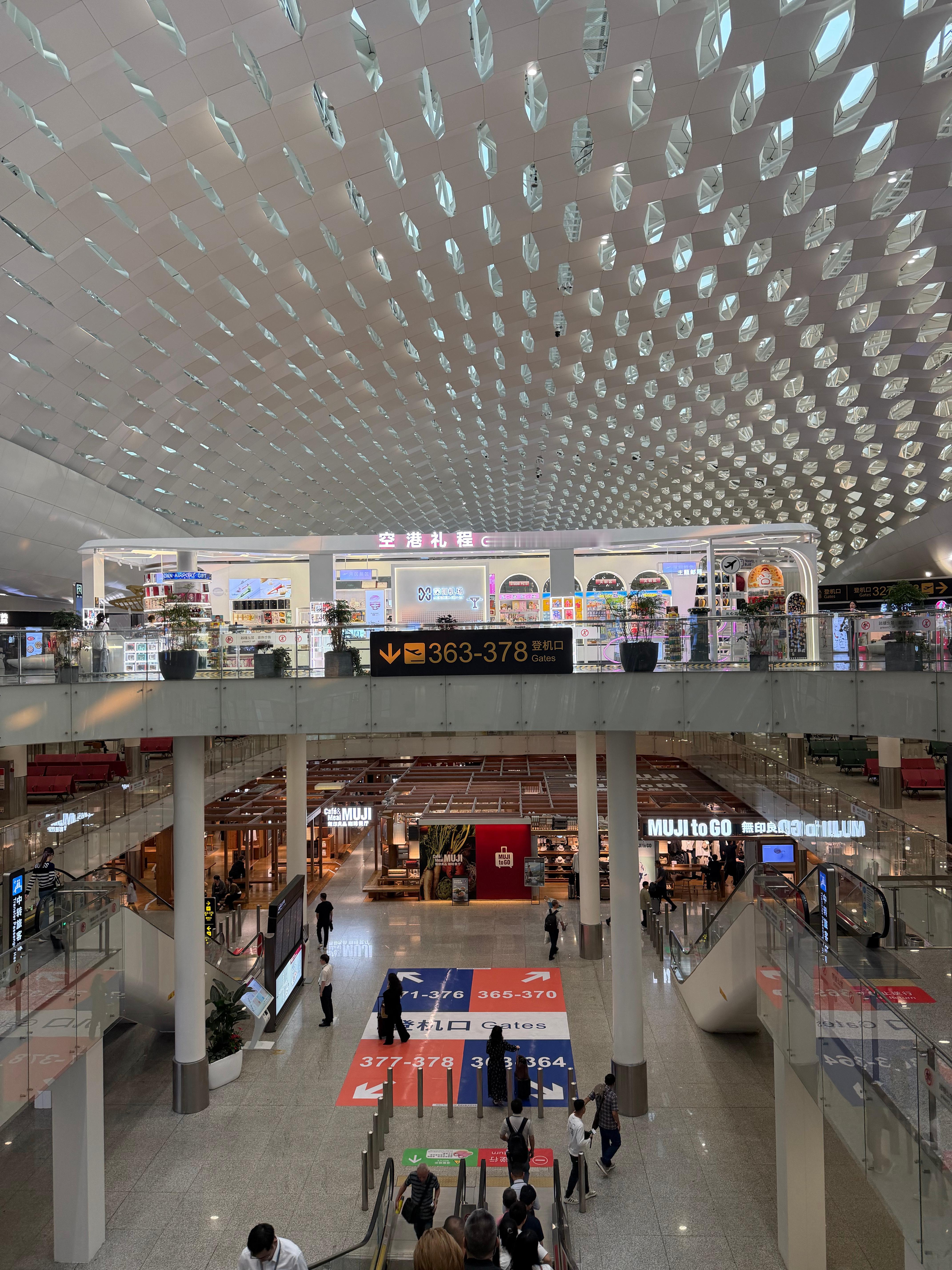 现在找到规律了，深圳一般飞北京或者上海，大飞机大部分都会要摆渡车，小飞机一般廊桥