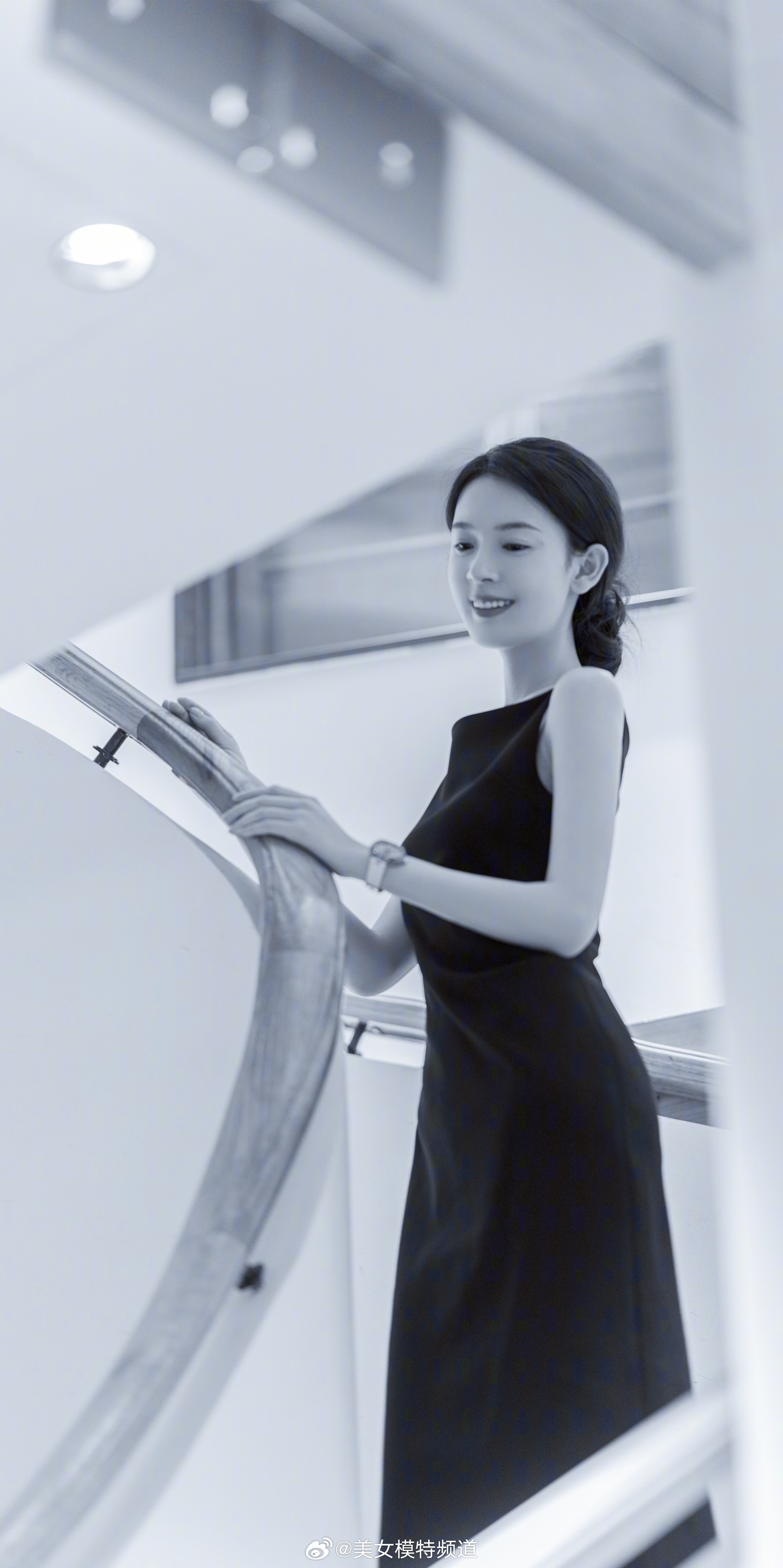 陈瑶夜色氛围感楼梯大片 