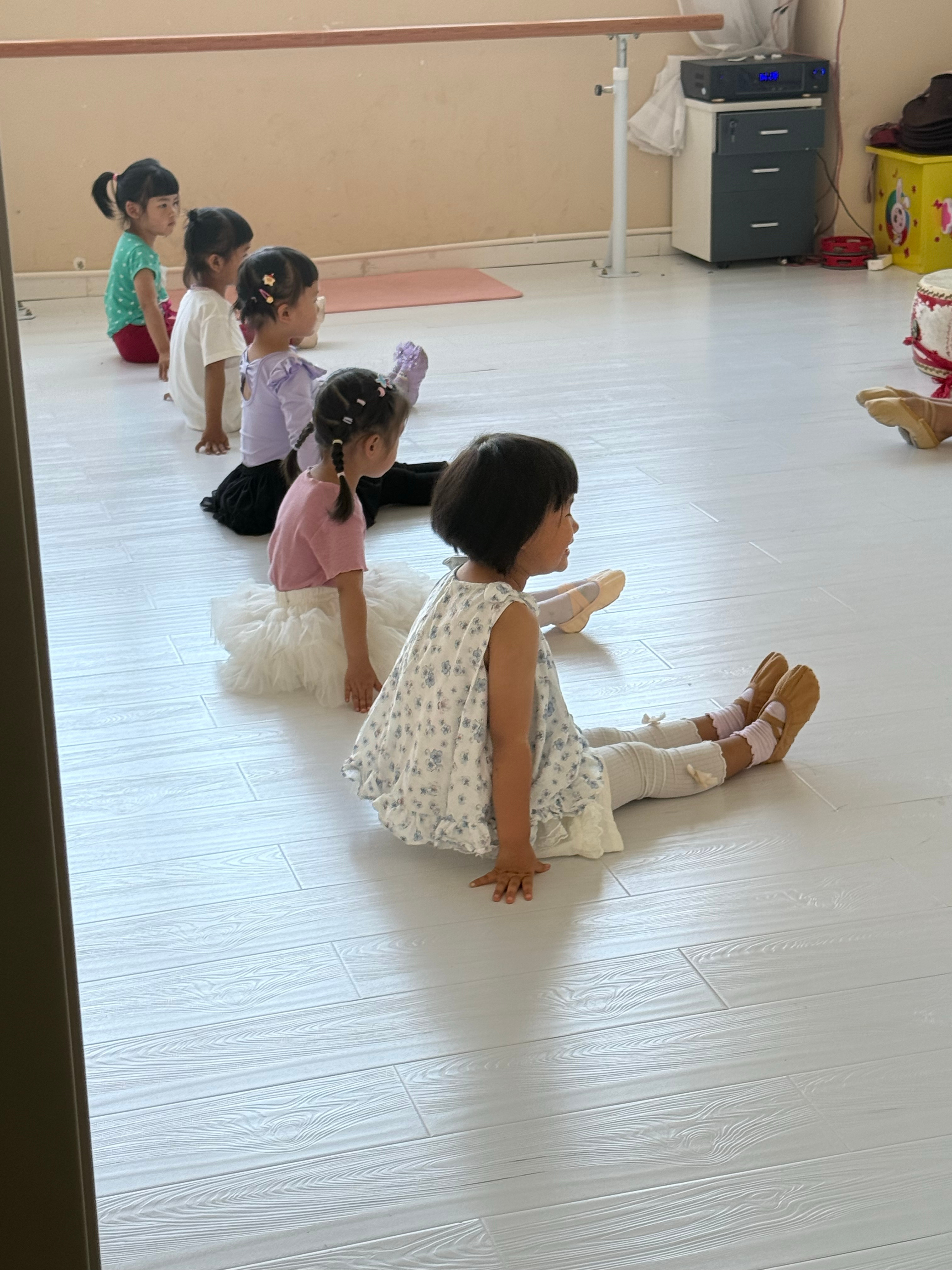 老师纠正以后认真在改。果果那头发，她妈给剪了