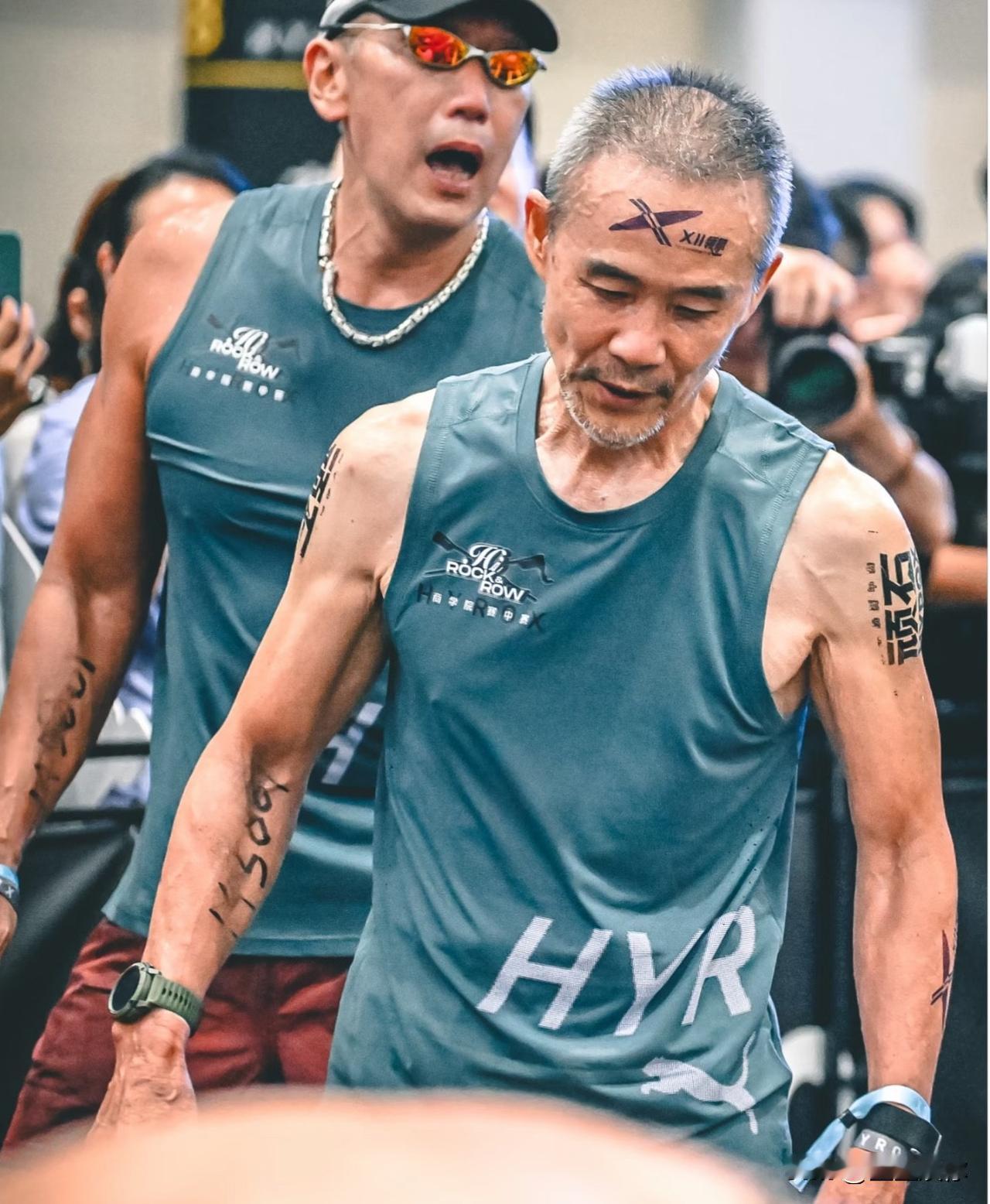 70多岁的王石能在全程高强度赛事坚持下来，肌肉线条和体能状态远超同龄人。反观才四