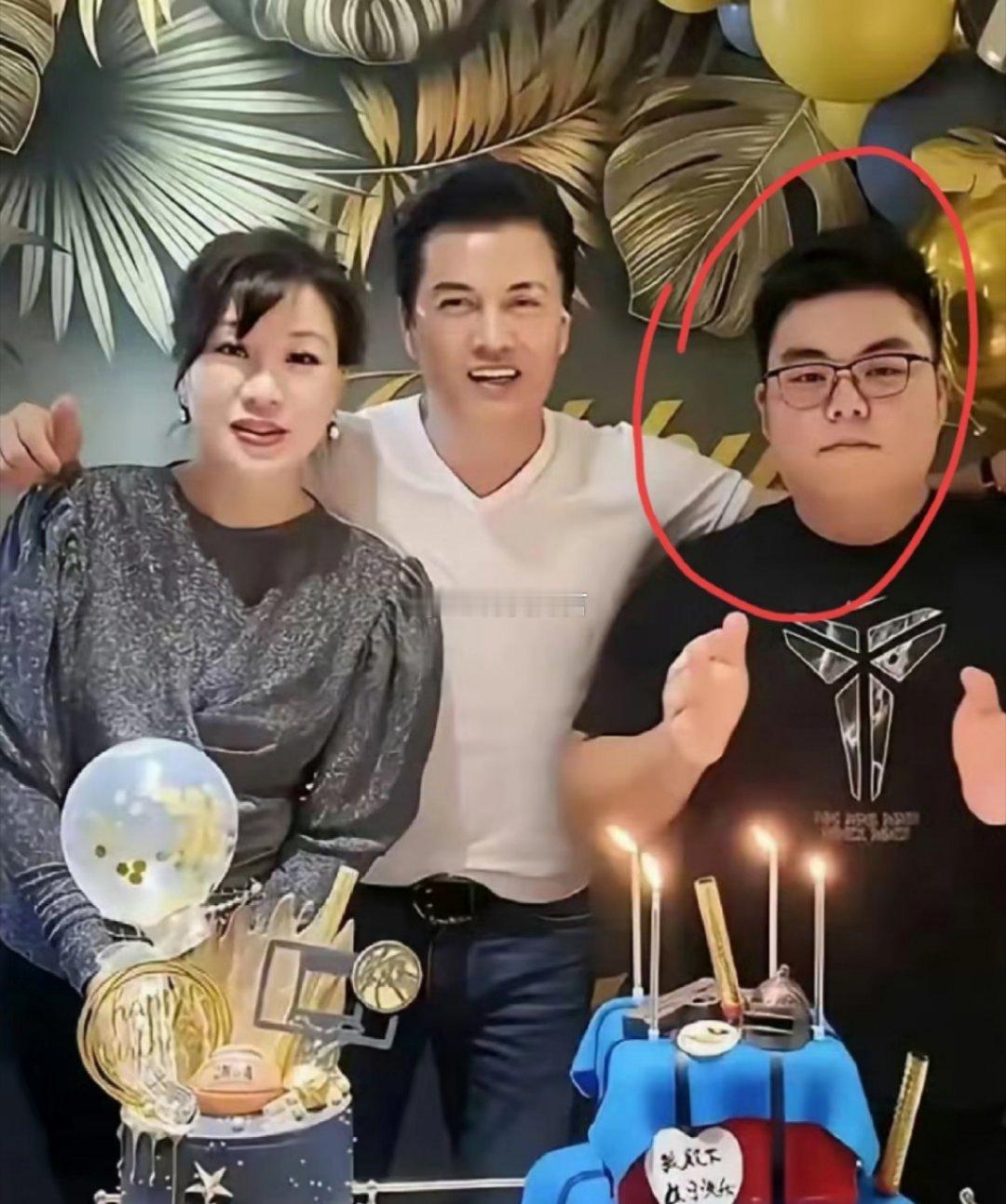 香港娱乐圈不老最帅男神吕良伟，儿子居然一言难尽。 