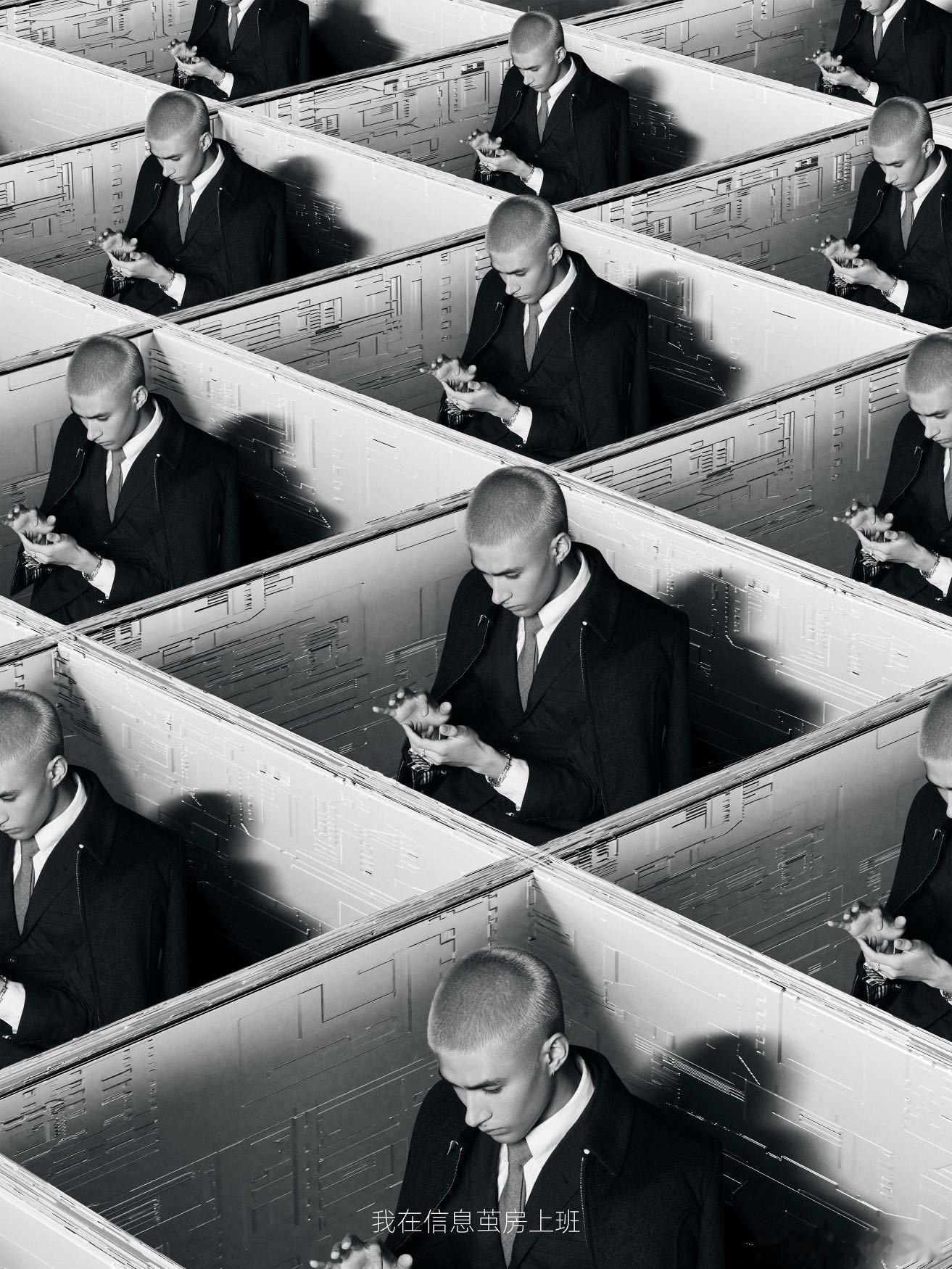 米卡的新浪一个接一个  看米卡的微博之夜造型，仿佛看到了整个网络世界的缩影！他用