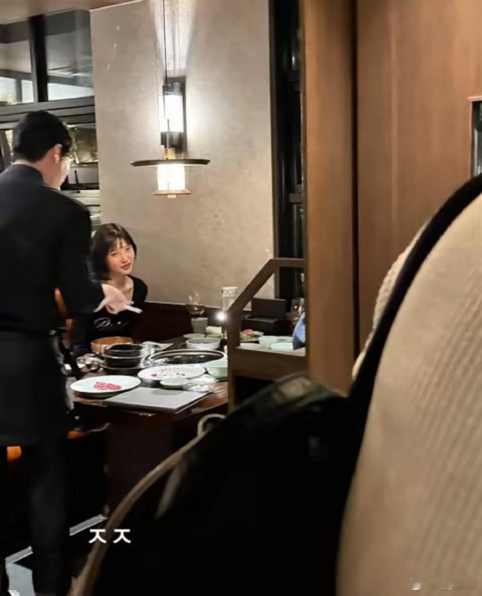 偶遇朴秀荣和crush约会 网友打工偶遇joy和crush约会，这俩还真长久啊！