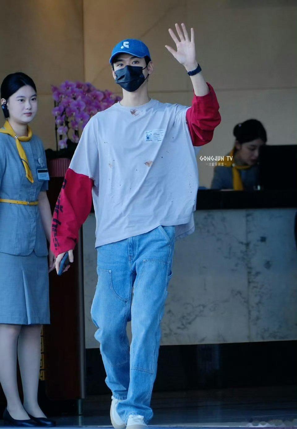 龚俊飞北京机场路透，清爽帅气男大即视感，衣服也很潮流，挥手的动作很阳光！ ​​​