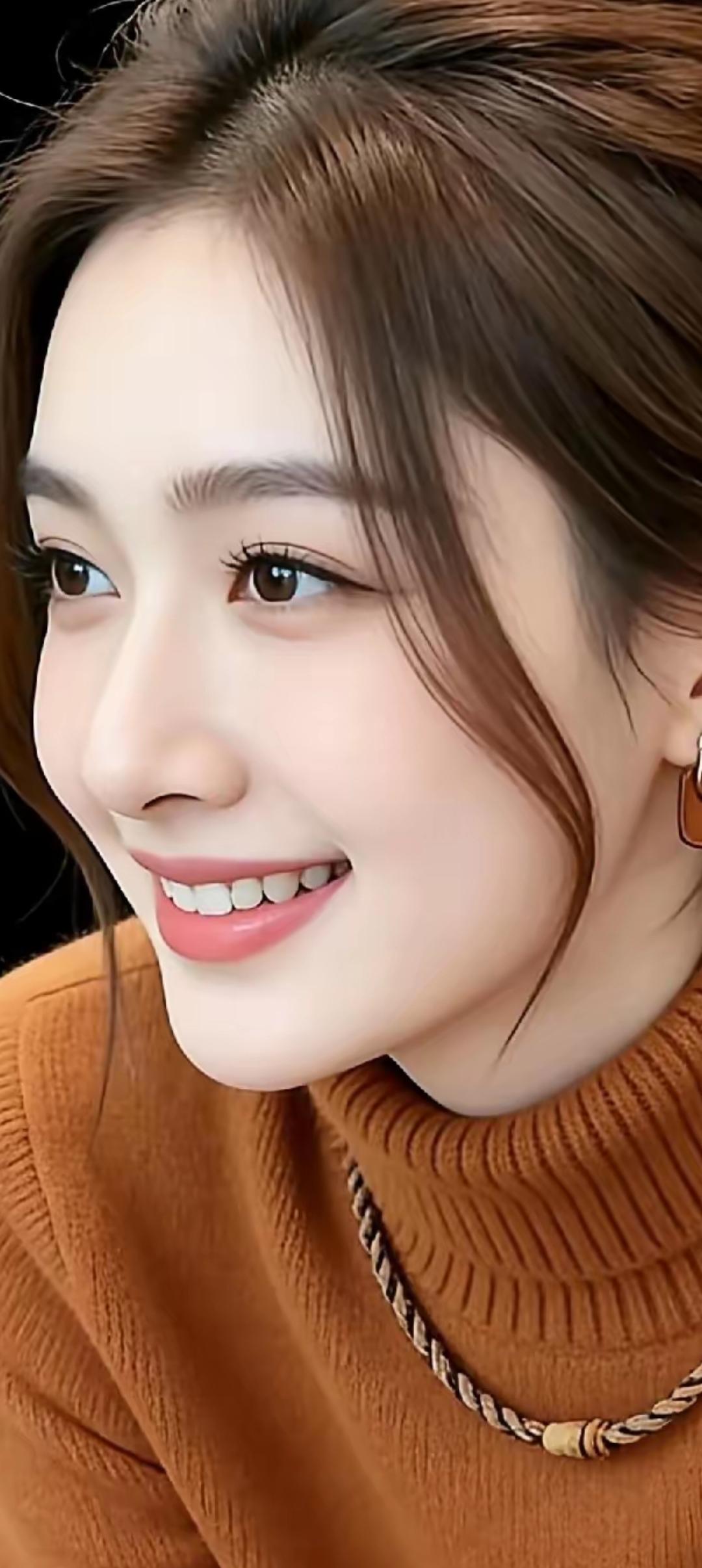 甜美笑容，暖心治愈，橙色毛衣搭配，温暖冬日🌞