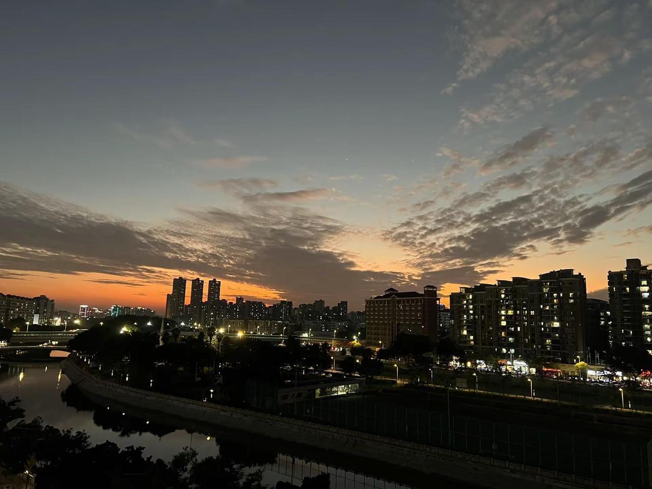 我在人间贩卖黄昏2025/11/22 日落🌄 落日晚霞 城市风光 落日黄昏