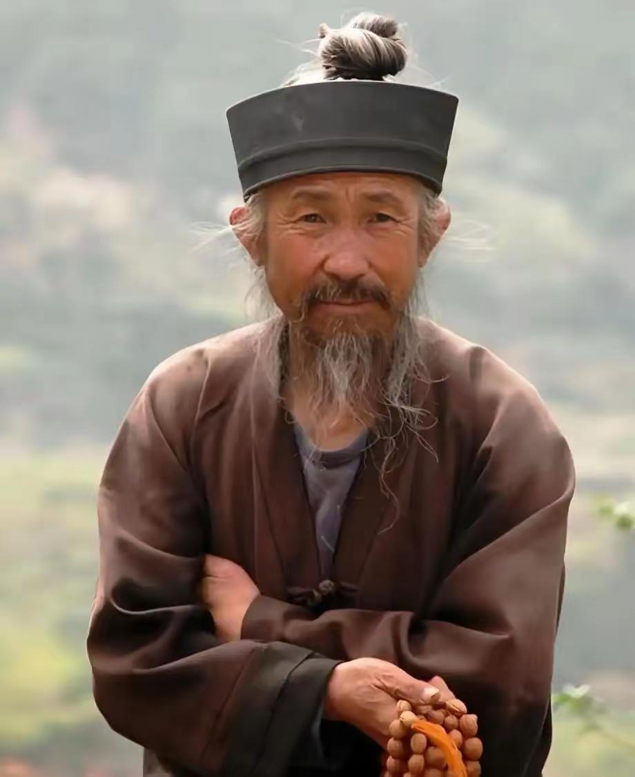 曾经拜访过一位隐世老道，他一番话治愈了我所有的执念。老道对我说，你把人生弄反了，