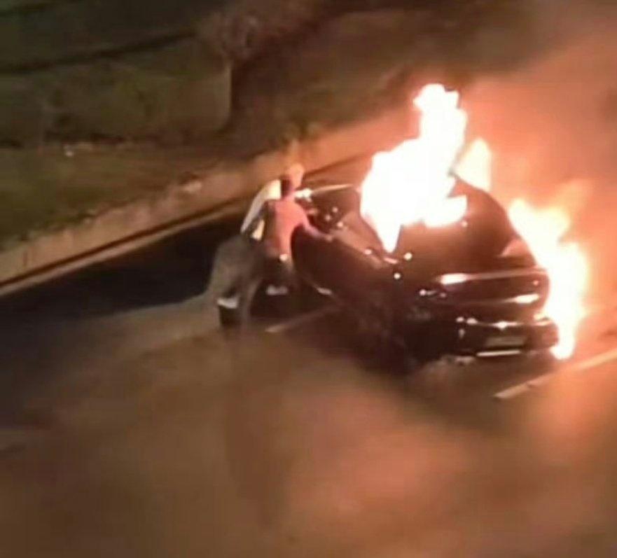 看视频，路人合力营救，也没打不开门
事故原因看后续通报吧🙏