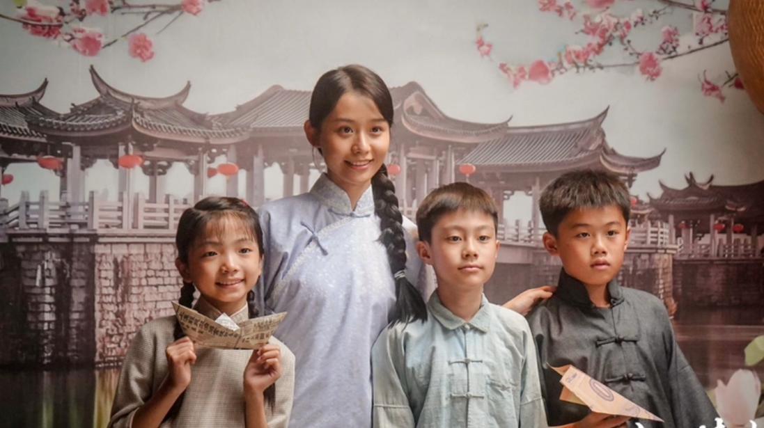 是导演蓝鸿春与素人主创，更是千万“自来水”观众，一同翻开了《给阿嬷的情书》。无流
