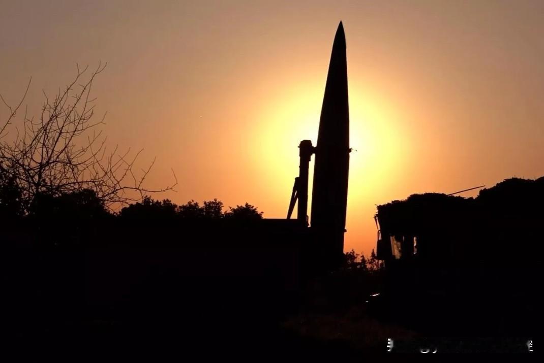 俄媒1月18日报道：
     俄军导弹部队使用“伊斯坎德-M”战术导弹系统，对