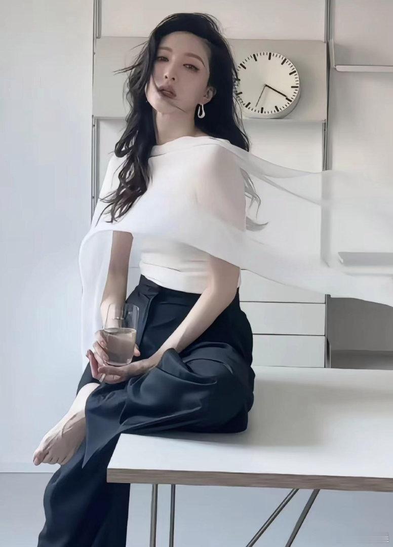 江疏影的颜值真的很绝，明艳大气，美得很有辨识度。 ​​​