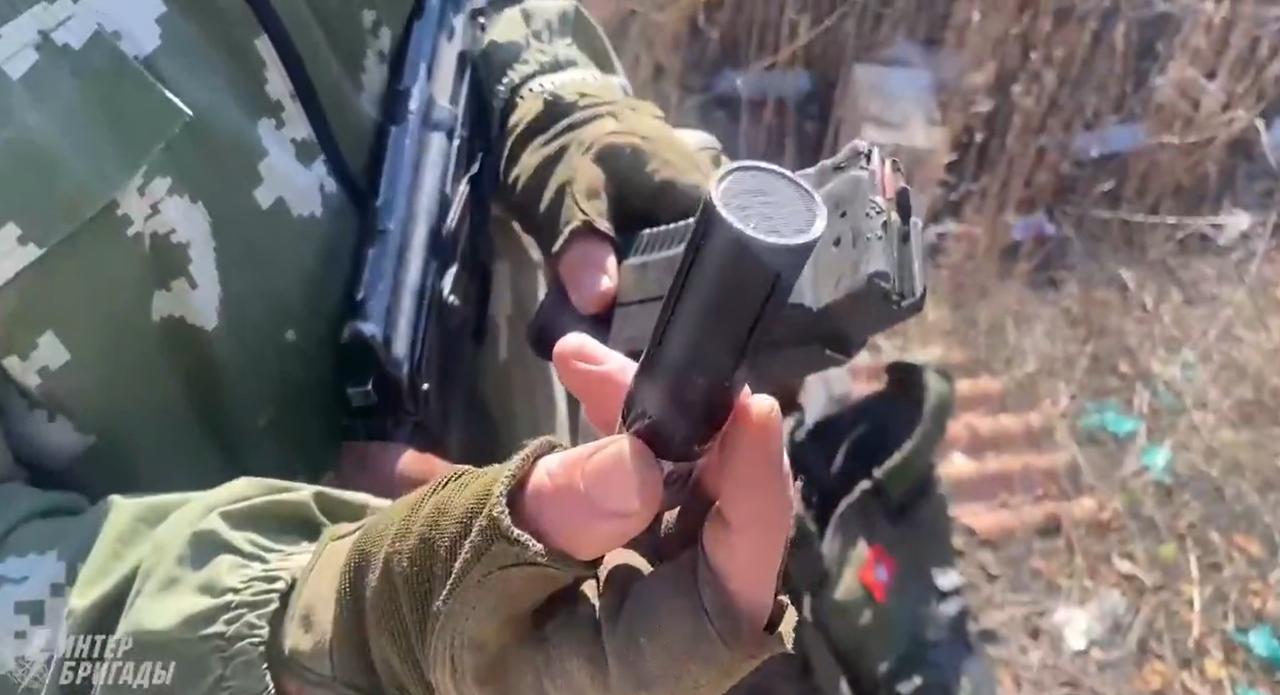 “无人机克星”为突击队员带来一线生机！
我们持续研发单兵反无人机防御装备。大约一