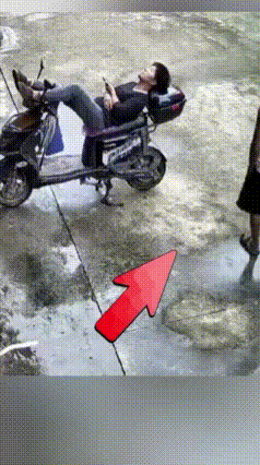 离谱！女子电动车上小憩，遭陌生男子偷亲
 女子躺在电动车上闭目休息，没想到被路过