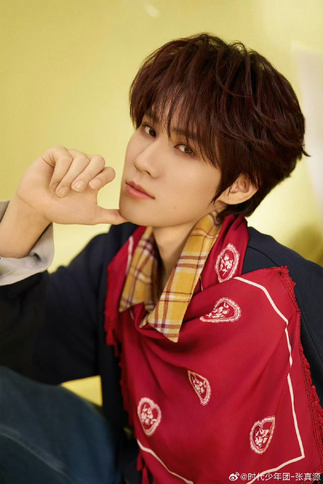 张真源遇到了雪 原来是在好六的舞台上！❄️ 下班照定格了漫天“雪花”飘落的瞬间，