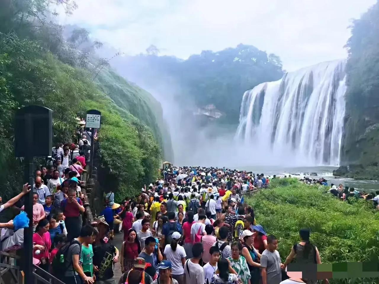 今年的五一假期，大家都在感叹经济形势不佳，失业率上升，收入也变得紧张。然而，令人