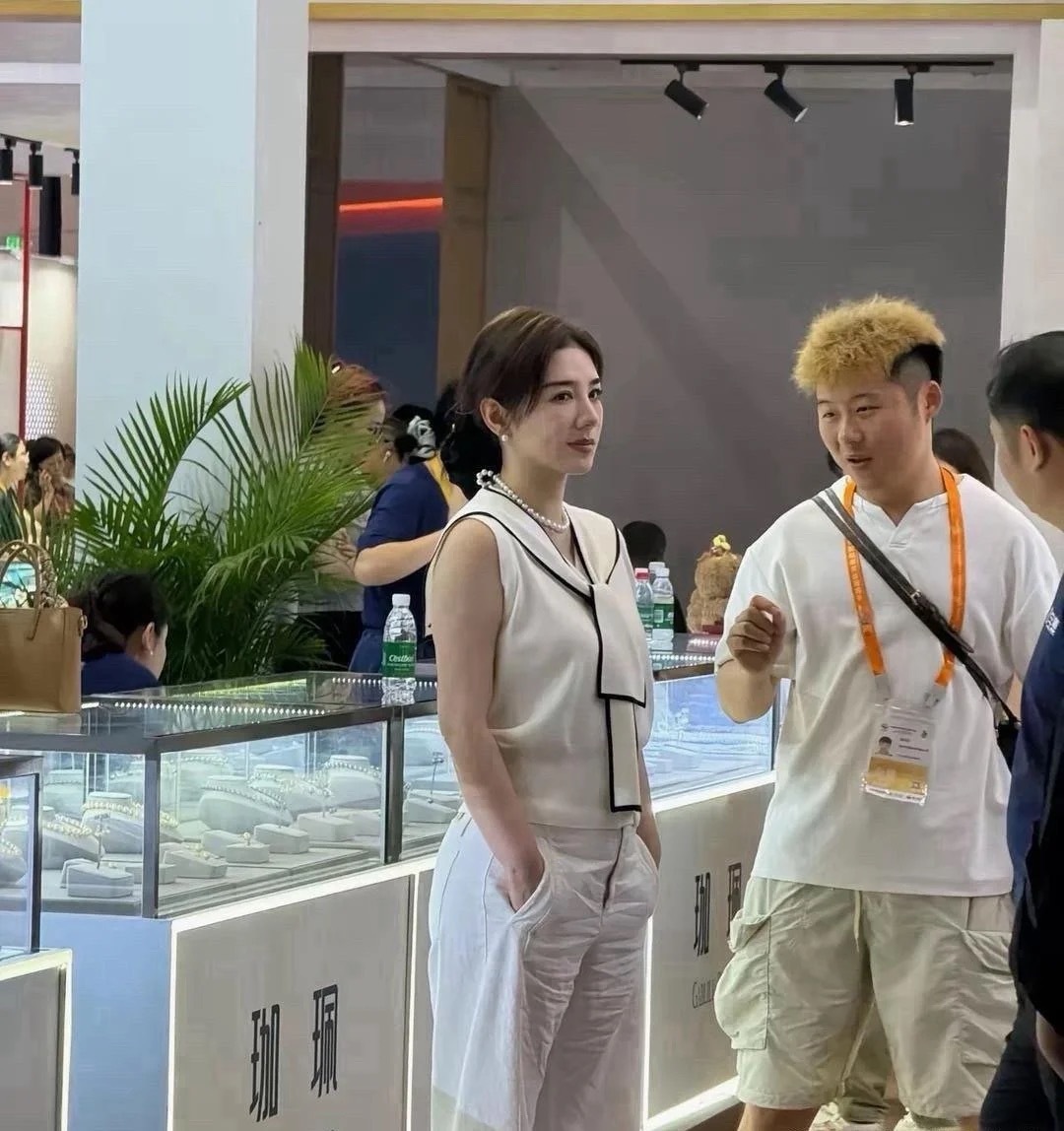 看来再贵的裤子都会有褶。 