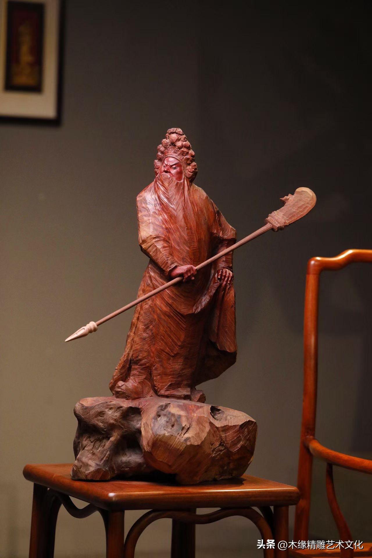 有些作品靠细节取胜，

有些作品，一眼便见气场。

这尊龙眼木《武圣》，取戏曲关