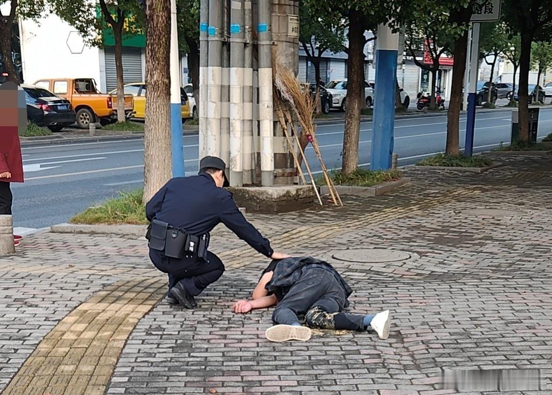 【#安徽巢湖一醉酒男子酣睡路边# 民警暖心救助】10月9日5时许，安徽朝阳派出所